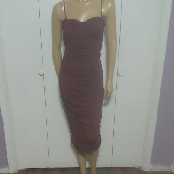 ♻️👗 Burgundy Ruched Dress - Picture 7 of 15